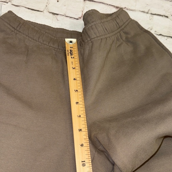 NWT Aritzia Sweatfleece Cozy Fleece Mega Cargo Sweatpant in Taupe Size M NEW - Picture 5 of 10